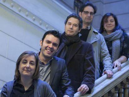 Los premiados de abajo hacia arriba: Neus Canyelles, Rub&egrave;n Monta&ntilde;&aacute;, Marc Romera, Vicen&ccedil; Pag&egrave;s y Care Santos en las escaleras del edifcio de &Oacute;mnium Cultural. 