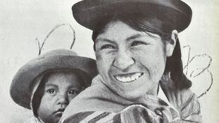 La fotografía de Elena Hosmann 'Una cholita en La Paz' (1941), parte del libro 'Ambiente de Altiplano'.