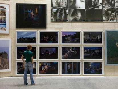 Fotografías de Gregory Crewdson en el Museo de Arte Contemporáneo de Castilla y León (Musac).