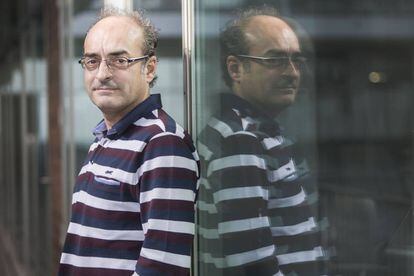 El genetista Carles Lalueza-Fox, en su centro de investigaci&oacute;n, en Barcelona.