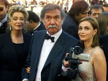 Raúl Ruiz flanqueado por Catherine Deneuve (izq.) y Emmanuelle Béart en Cannes, en 1999