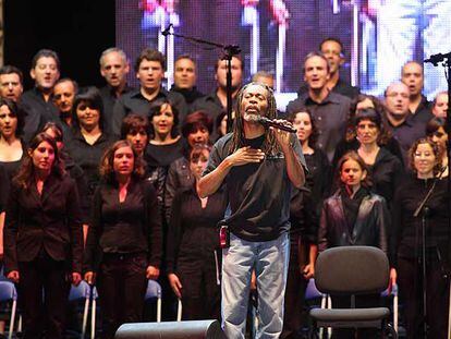 Bobby McFerrin, acompañado por el Orfeón Donostiarra durante su actuación en San Sebastián.