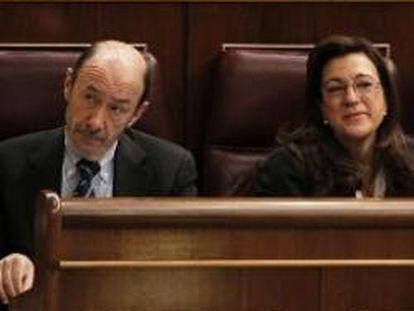 Los socialistas (i-d) Alfredo Pérez Rubalcaba, Soraya Rodríguez y Eduardo Madina, durante el pleno del Congreso, que ha comenzado con el hemiciclo medio vacío por la huelga general del 29 de marzo de 2012.