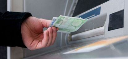 Un hombre saca euros de un cajero autom&aacute;tico. EFE/Archivo