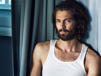 Michiel Huisman posa en exclusiva para ICON con camiseta interior Hanes, pantalón Dockers y cinturón Diesel.