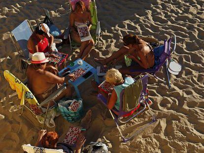 Mujeres en la playa de la Caleta, en C&aacute;diz.