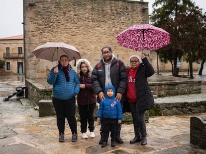 La familia venezolana formada por Yohalet V., Edgar P. y sus dos hijos, junto a la madre de él, en Monleras (Salamanca).