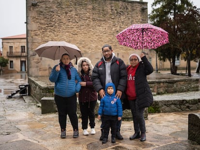 La familia venezolana formada por Yohalet V., Edgar P. y sus dos hijos, junto a la madre de él, en Monleras (Salamanca).