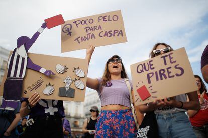 Decenas de personas protestan con carteles durante una manifestación contra Luis Rubiales en la Puerta del Sol (Madrid) el pasado 1 de septiembre. 