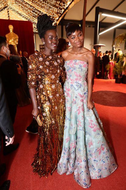 Lupita Nyong'o, con Saniyya Sidney en el Governors Ball. Sidney da vida a Venus Williams en El método Williams. Lleva un vestido bordado en tonos pastel de la línea de alta costura Armani Privé.