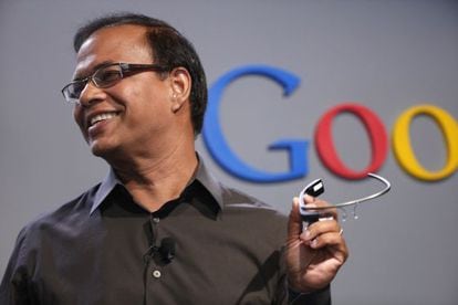 Amit Singhal, vicepresidente de Google, en una presentaci&oacute;n de las nuevas gafas de la compa&ntilde;&iacute;a.