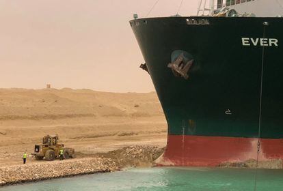 Una retroexcavadora intenta ensanchar el Canal de Suez (Egipto), en la zona donde se ha encallado el carguero este miércoles, tras la tormenta de arena.