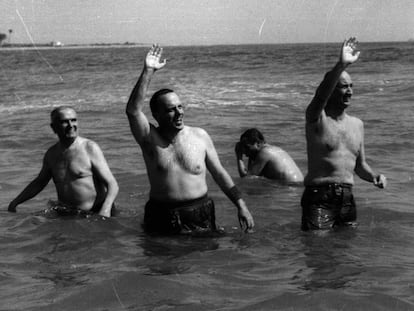 El exministro franquista Manuel Fraga, segundo desde la izquierda, durante el baño en las aguas de Palomares días después del accidente de 1966.