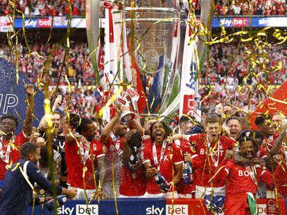 Los jugadores del Nottingham Forest celebran la victoria en el Play Off de ascenso a la Premier League.