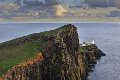 Cada rincón de esta isla, la segunda más grande de Escocia, es un regalo para la vista, desde los escarpados montes Cuillin y las curiosas formas del Old Man of Storr y el Quiraing, hasta los imponentes acantilados de Neist Point. Los senderistas comparten paisaje con ciervos y águilas reales, y al acabar la jornada de marcha pueden reponer fuerzas en los pubs y marisquerías de la zona. Y cuando la niebla lo cubre todo, surgen más posibilidades: castillos, museos rurales, restaurantes y pubs. En la península de Trotternish encontramos uno de los escenarios más bonitos y curiosos de Skye: una carretera circular que invita a un circuito en coche desde Portree.