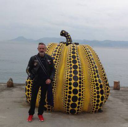Rafa Sánchez junto a 'Pumpkin', la escultura de Yayoi Kusama símbolo de de la isla de Naoshima.