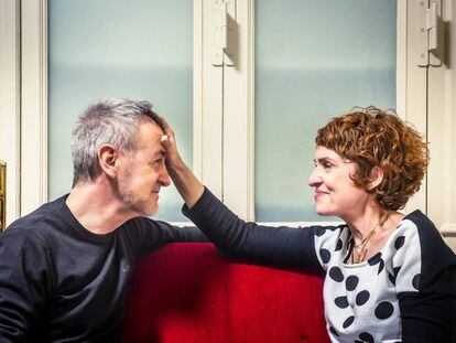 Adriana Ozores y Carlos Hipólito, en el vestíbulo del Teatro de la Comedia. Él recibió en 2018 el Premio Corral de Comedias del Festival de Almagro, dedicado al teatro del Siglo de Oro. A ella se le hará entrega del mismo galardón esta edición.