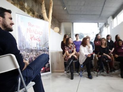 Alberto Garz&oacute;n asiste desde el p&uacute;blico a un acto de su candidatura sobre igualdad, en Madrid. 