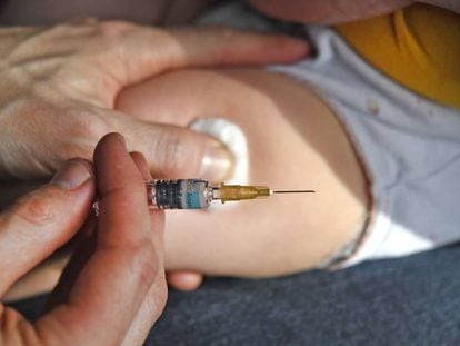 Un niño recibe una dosis de una vacuna en Quimper (Francia). 