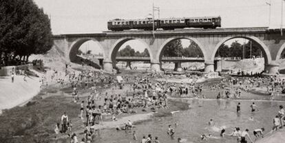 Escena de baños y merienda en el río Manzanares en 1946. Fondo Fotográfico Martín Santos Yubero. ARCM.