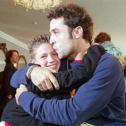 El actor Daniel Guzmán besa a su hijo tras ser premiado en la Seminci de Valladolid por el cortometraje con el que debuta como director.