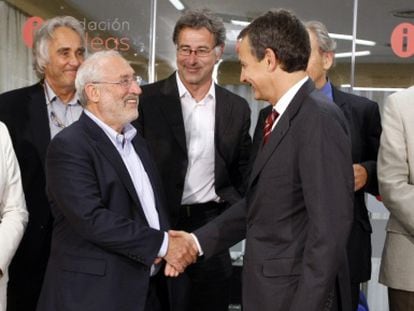 José Luis Rodríguez Zapatero saluda al economista y Premio Nobel Joseph Stiglitz. 