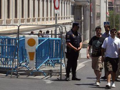 Vallas para proteger el Congreso en la Carrera de San Jer&oacute;nimo.