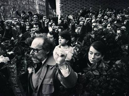 Decenas de personas, en el funeral de las víctimas, el 26 de enero de 1977.