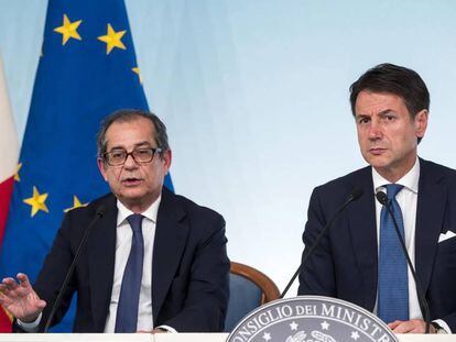 El ministro de Economía italiano, Giovanni Tria (i), y el primer ministro italiano, Giuseppe Conte (d).