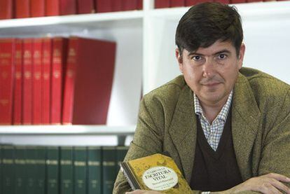Manuel Pimentel, con un ejemplar de uno de los libros de su editorial.