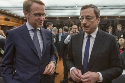 El presidente del Bundesbank, Jens Weidmann (izquierda), y su entonces homólogo en el BCE, Mario Draghi, en Fráncfort en septiembre de 2019.