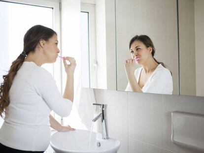 Una mujer embarazada se lava los dientes.