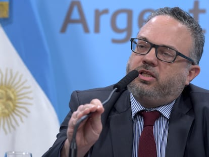 Matías Kulfas, ministro argentino de Desarrollo Productivo, habla durante una rueda de prensa celebrada en Buenos Aires en febrero de 2020.