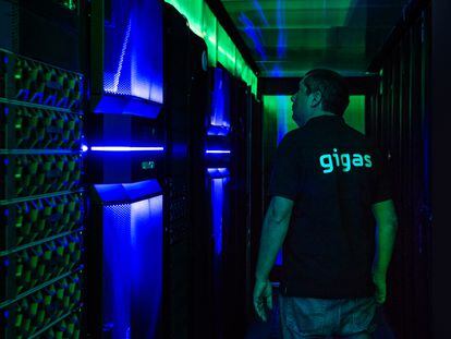 Un empleado de Gigas en el centro de datos de la compañía en Lisboa (Portugal).