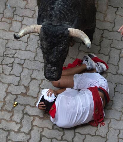 La manada de la ganadería de José Escolar Gil durante el tercer encierro de San Fermín 2016.