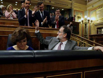 Rajoy saluda a los diputados de su grupo.
