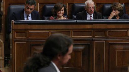 Pablo Iglesias pasa frente a la bancada socialista este miércoles en el Congreso de los Diputados.