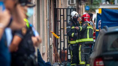 Los bomberos intervienen en un incendio del barrio de la Barceloneta, en la capital catalana.