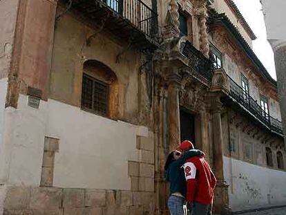 Portada, y fachada en curva que se adapta a la calle, del palacio de Peñaflor, ejemplo del llamado <i>barroco ecijano.</i>