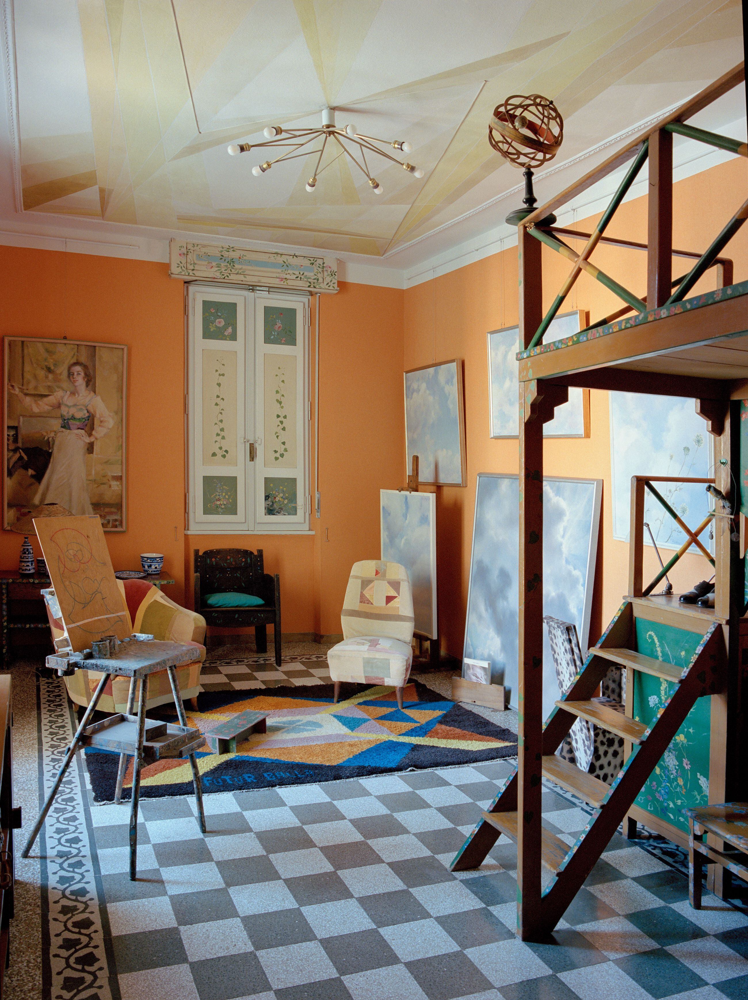 La habitación de su hija Elica, con el pequeño palco que le construyó, y detalles del techo, adornado con formas geométricas. El artista murió en esta estancia de la casa.