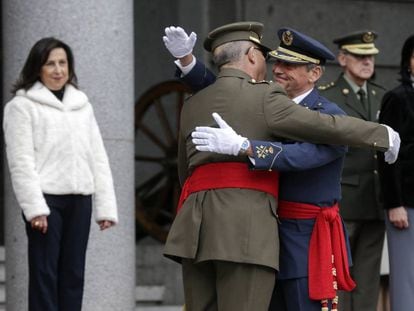 El general Villarroya, a la derecha, abraza al general Alejandre, bajo la mirada de la ministra Margarita Robles.
