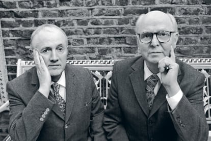 Gestos en sincronía.
La fotografía y la exposición pública han sido una de sus obsesiones. Desde el principio, Gilbert & George se calificaron como esculturas vivientes.