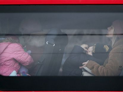 Refugiados ucranianos embarcados en un autobús tras el paso fronterizo en Siret, al norte de Rumanía, el 27 de febrero de 2022.