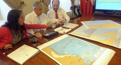 Pi&ntilde;era (en el centro), el martes analizando planos mar&iacute;timos.