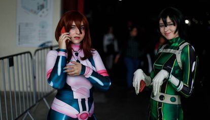 Dos visitantes de Manga Barcelona disfrazadas de sus personajes de manga preferidos, ayer.