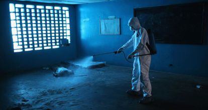 Desinfectaci&oacute;n de un centro de aislamiento de &eacute;bola, en agosto en Monrovia.