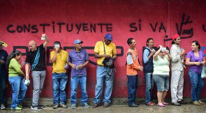 Venezolanos esperan su turno para votar en Caracas (Venezuela).