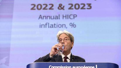 European Commissioner for the Economy Paolo Gentiloni drinks water as he addresses media representatives during a press conference on Autumn 2022 Economic Forecast at EU headquarters in Brussels on November 11, 2022. - The EU warned on November 11, 2022 the eurozone was set to fall into recession this winter as Brussels hiked inflation forecasts for 2022 and 2023 on the back of high energy prices. (Photo by Kenzo TRIBOUILLARD / AFP)