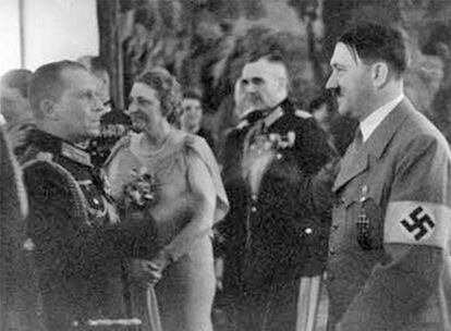 El general Heinrici, al que Hitler <i>perdonó</i> su familia judía, en presencia del líder nazi.