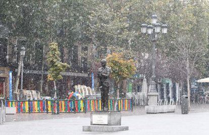La estatua de Federico García Lorca en medio de la nevada de 2011, en la plaza de Santa Ana, en Madrid.